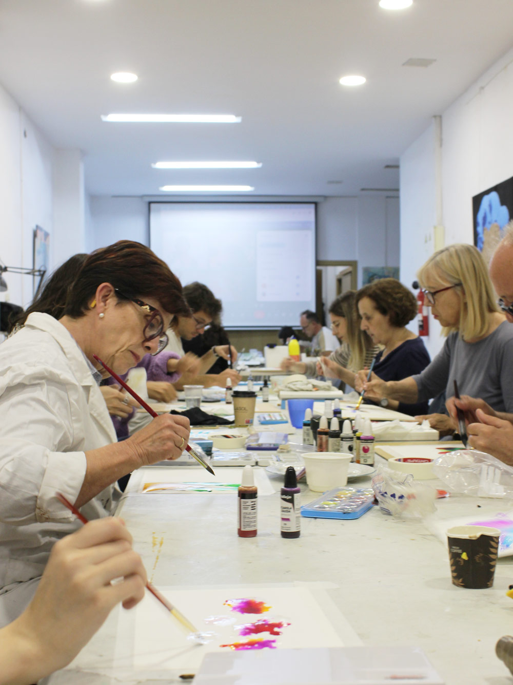 Grupo de alumnos trabajando en una clase de acuarela en academia de dibujo y pintura en Valencia