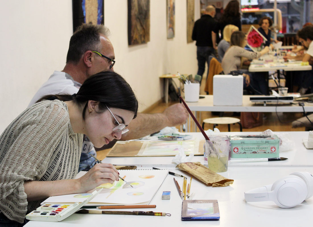Grupo de alumnos trabajando en una clase de acuarela en academia de dibujo y pintura en Valencia
